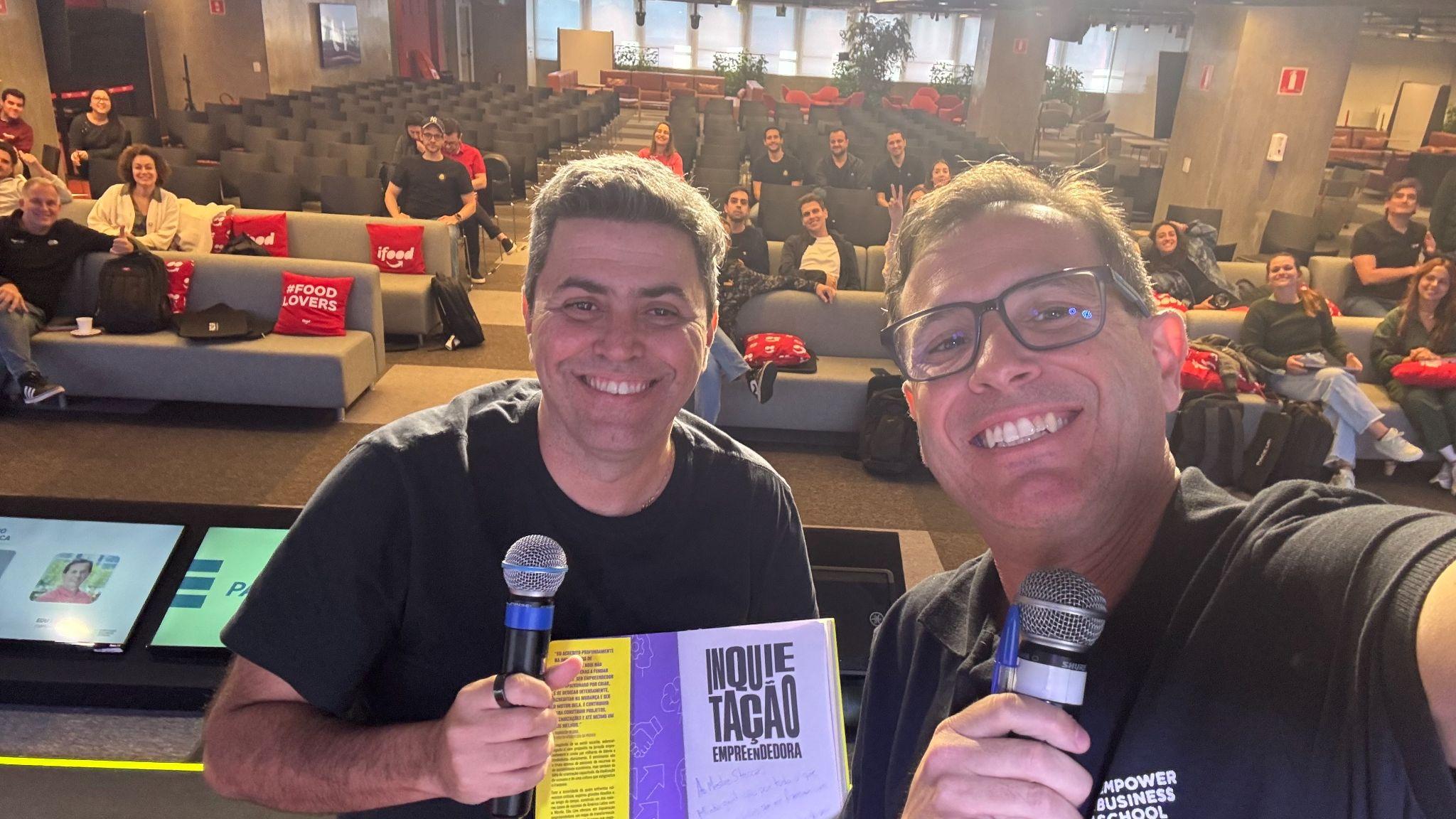 Edu Lins em conversa com líderes no palco