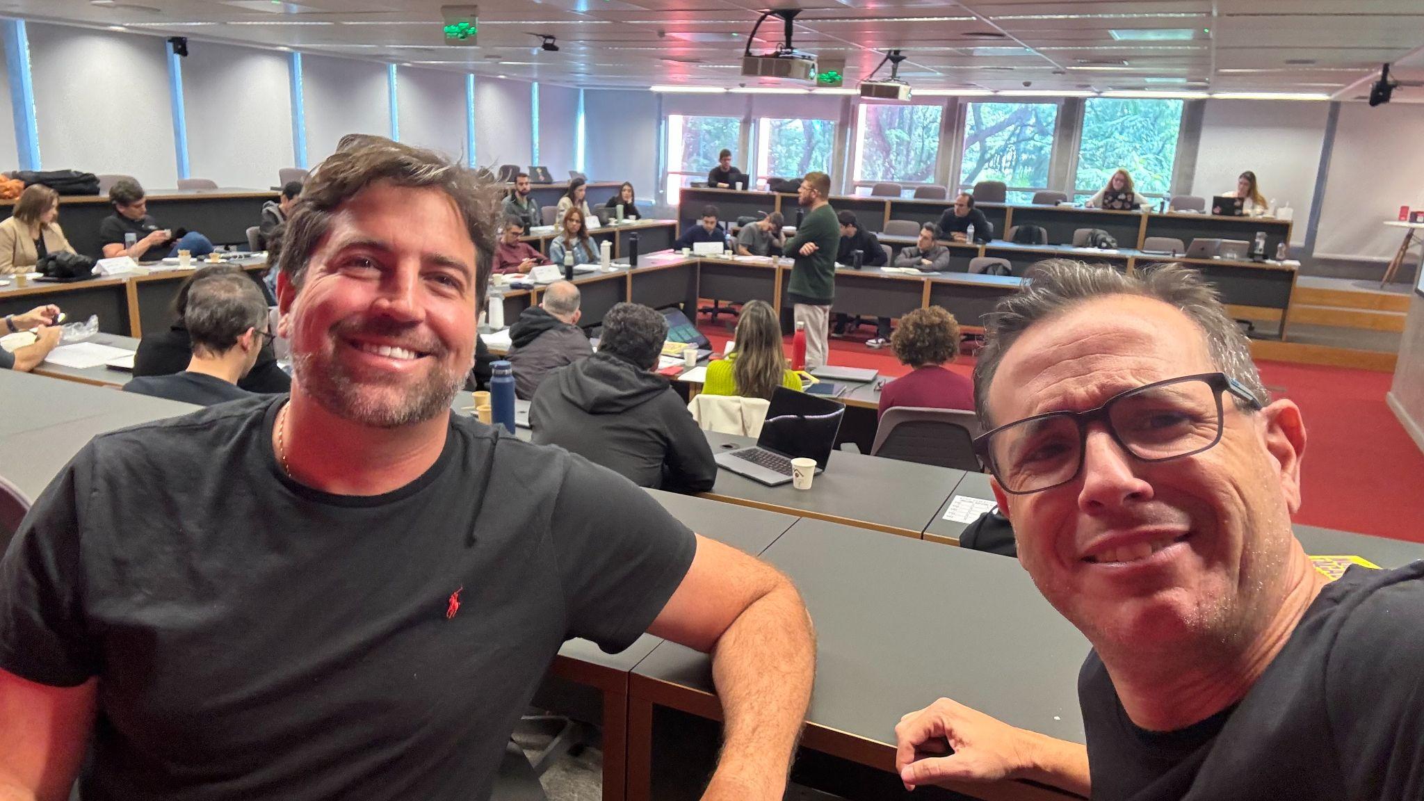 Edu Lins em selfie com turma de treinamento corporativo